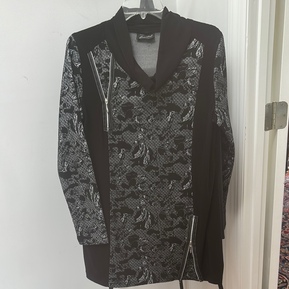 Black and White Structured Blazer with Modern Silhouette